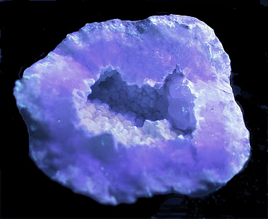 Geode with Calcite and Chalcedony over Quartz, Keokuk, Lee Co., Iowa in SWUV