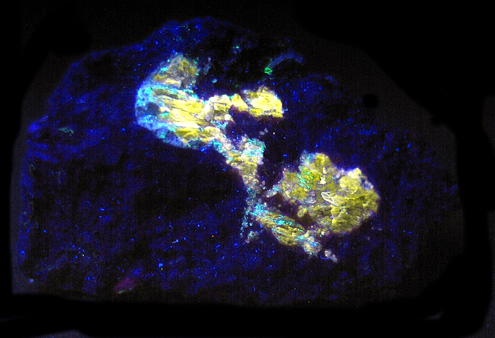 Vlasovite and Gittensite (Type Locality), Kipawa Alkaline Complex, Sheffield Lake, Villedieu Township Témiscamingue Co., Québec, Canada in SWUV